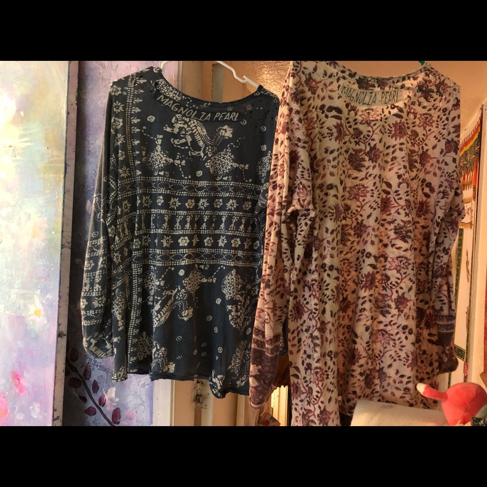 Set of two long sleeve Magnolia pearl t shirts.